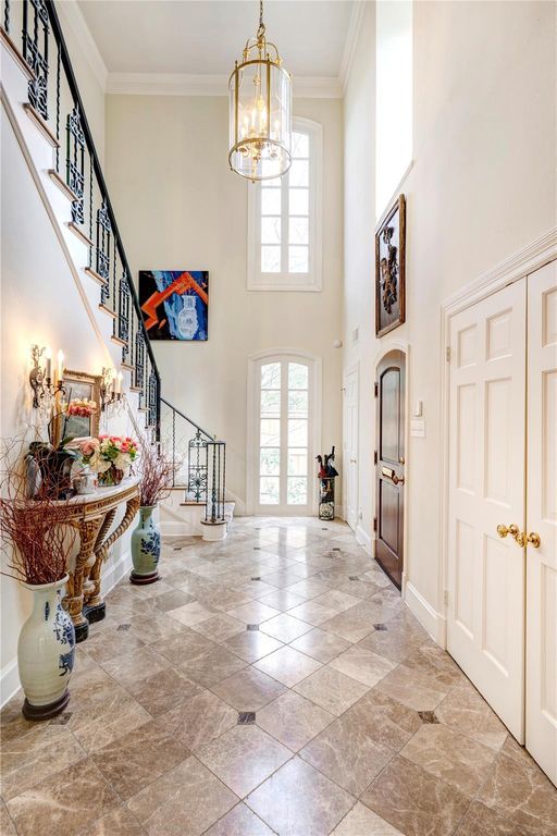 Image 5 of property listing at 3744 Inwood Drive, Houston, TX 77019