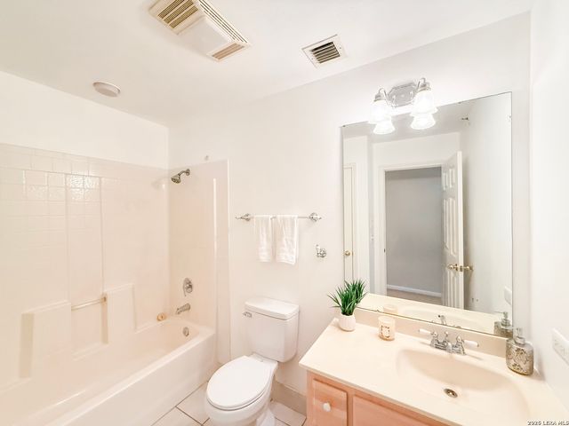 680 W County Road 678, Natalia, TX 78059
