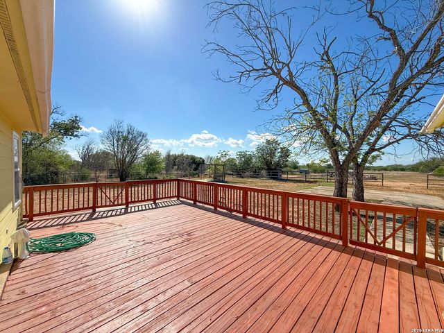 680 W County Road 678, Natalia, TX 78059