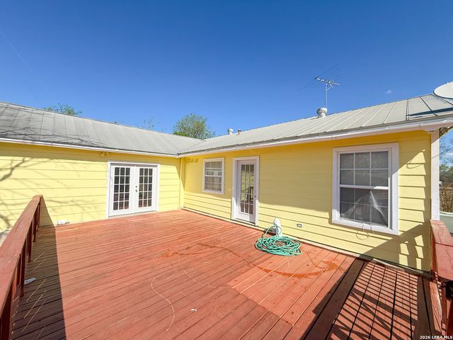 680 W County Road 678, Natalia, TX 78059