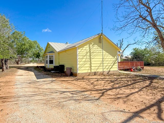 680 W County Road 678, Natalia, TX 78059