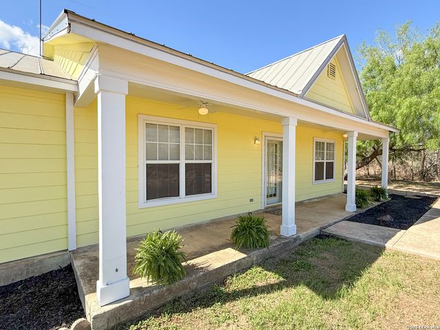 680 W County Road 678, Natalia, TX 78059