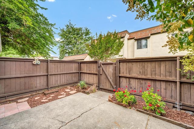 1717 Las Raposas Ct, Santa Rosa, CA 95409