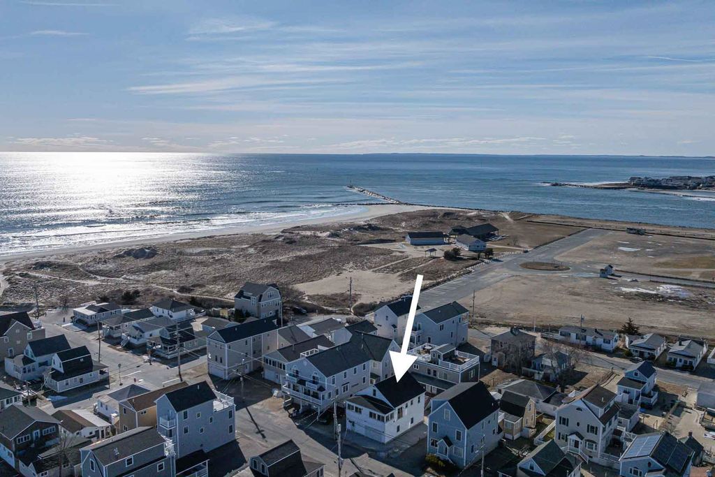 Image 1 of property listing at 14-16 Dover Avenue 1, Hampton, NH 03842