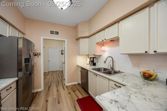 618 Belmonte Drive A, Waterford, MI 48328