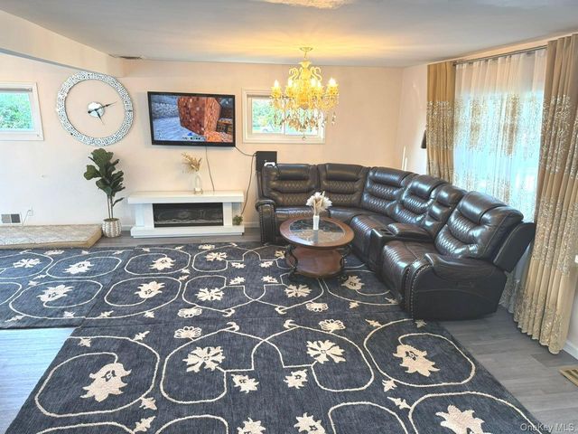 58 Narcissus Avenue, Hicksville, NY 11801