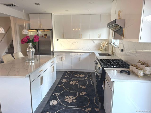 58 Narcissus Avenue, Hicksville, NY 11801