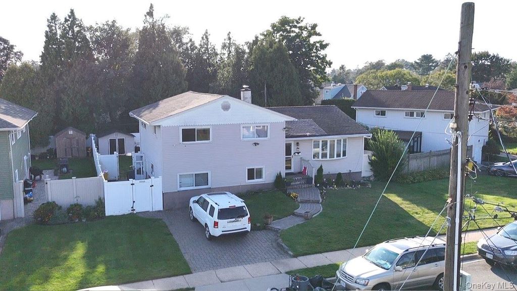 58 Narcissus Avenue, Hicksville, NY 11801