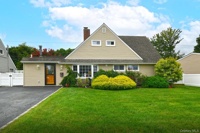 261 Elm Drive S, Levittown, NY 11756