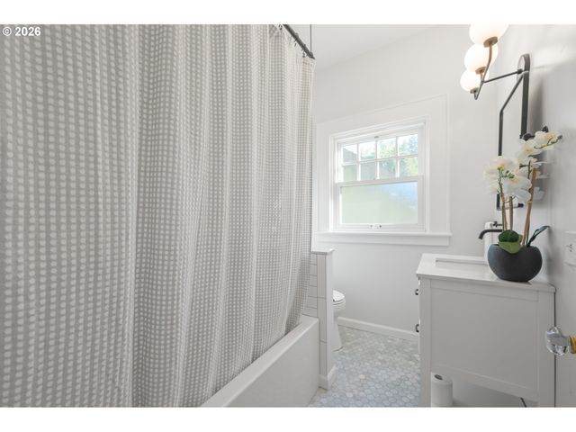 2645 EMERALD St, Eugene, OR 97403