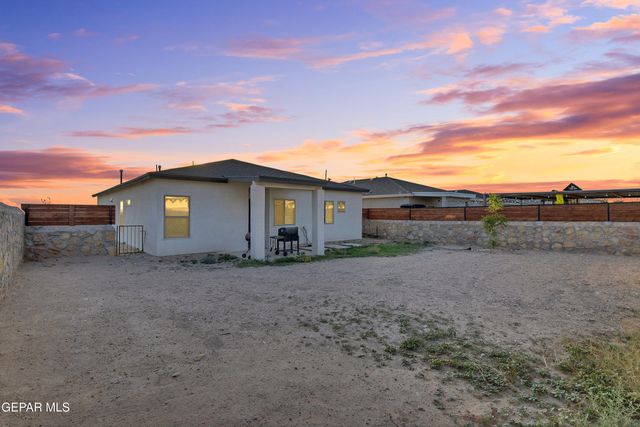7822 Estrella Street, Vinton, TX 79821