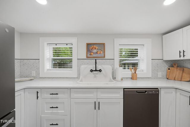 220 North Riverside Drive, Elizabethton, TN 37643