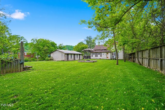 220 North Riverside Drive, Elizabethton, TN 37643
