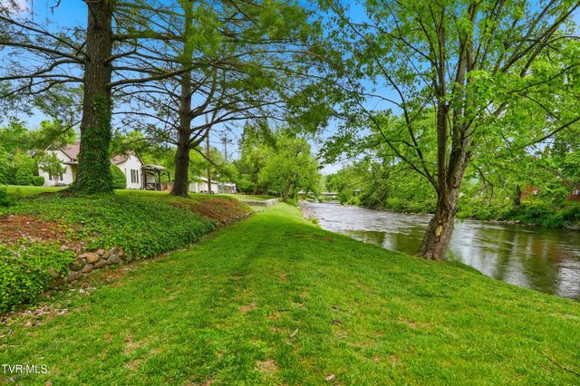 220 North Riverside Drive, Elizabethton, TN 37643