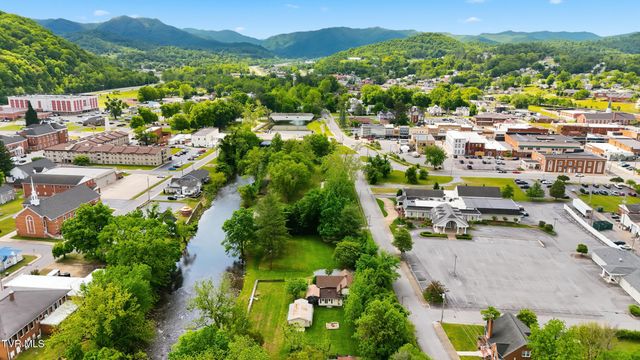 220 North Riverside Drive, Elizabethton, TN 37643