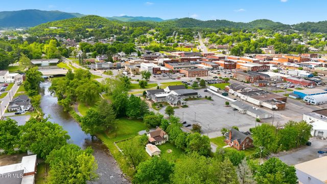 220 North Riverside Drive, Elizabethton, TN 37643