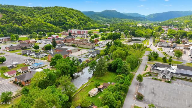 220 North Riverside Drive, Elizabethton, TN 37643