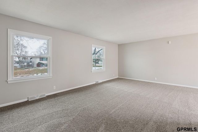 5330 S 105Th Street, Omaha, NE 68127