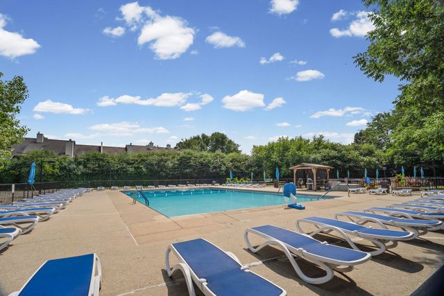 2005 S Finley Road 212, Lombard, IL 60148