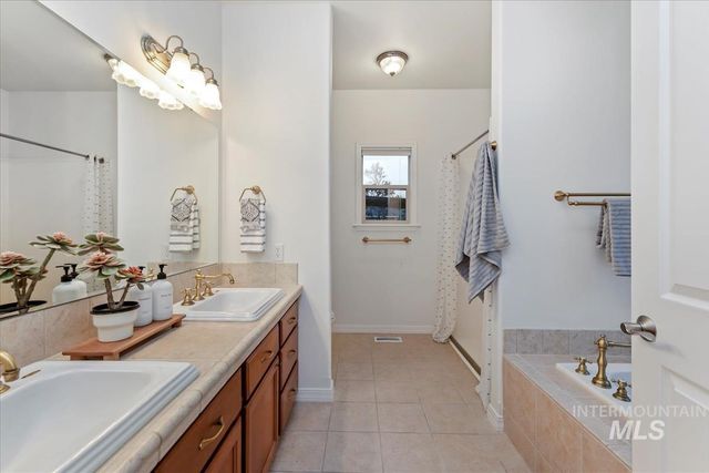 2308 E Chimere Dr, Meridian, ID 83646