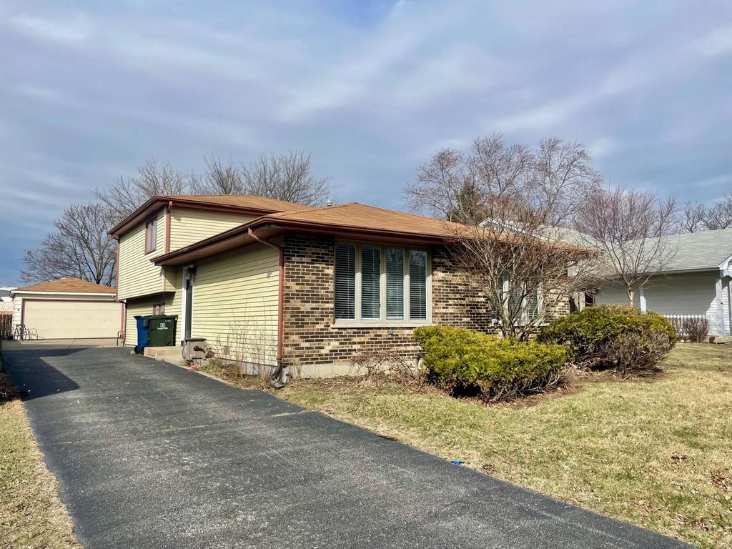 355 Pearson Circle, Naperville, IL 60563