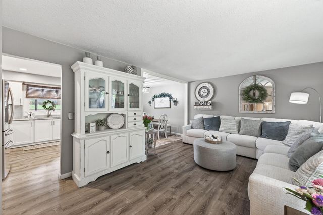 10215 39th Avenue N, Plymouth, MN 55441
