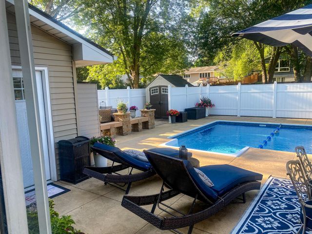 10215 39th Avenue N, Plymouth, MN 55441