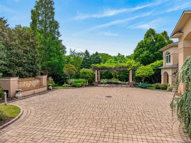 5 Glen Hill Court, Dix Hills, NY 11746