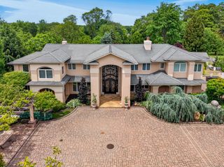 5 Glen Hill Court, Dix Hills, NY 11746