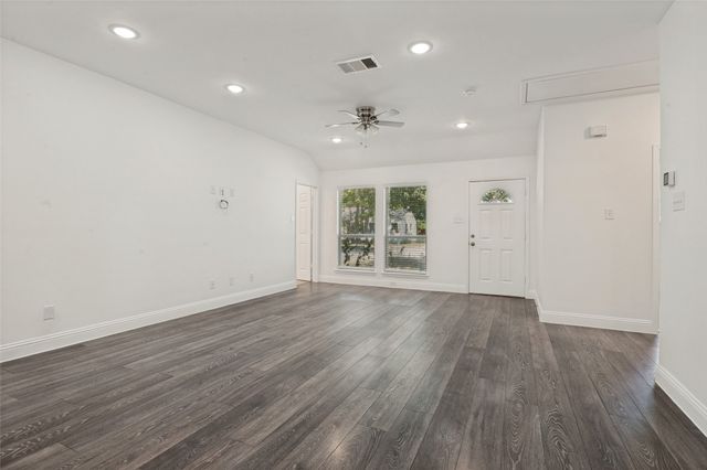 527 Ravenwood Drive, Dallas, TX 75217