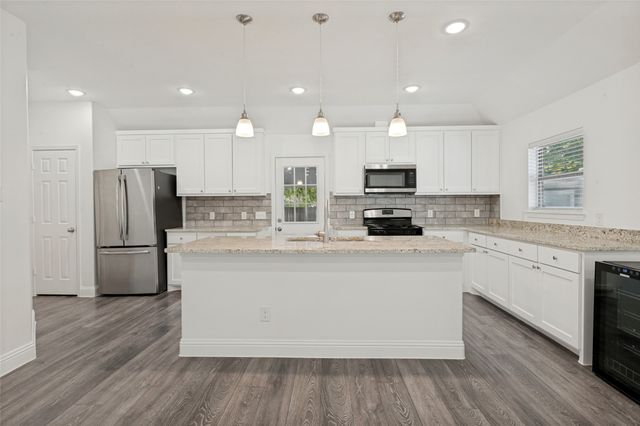 527 Ravenwood Drive, Dallas, TX 75217