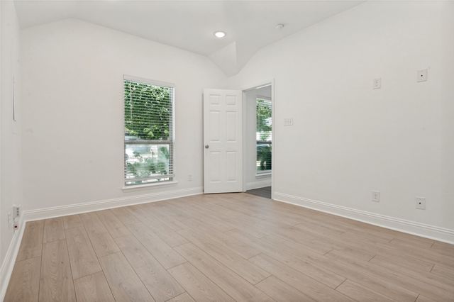 527 Ravenwood Drive, Dallas, TX 75217