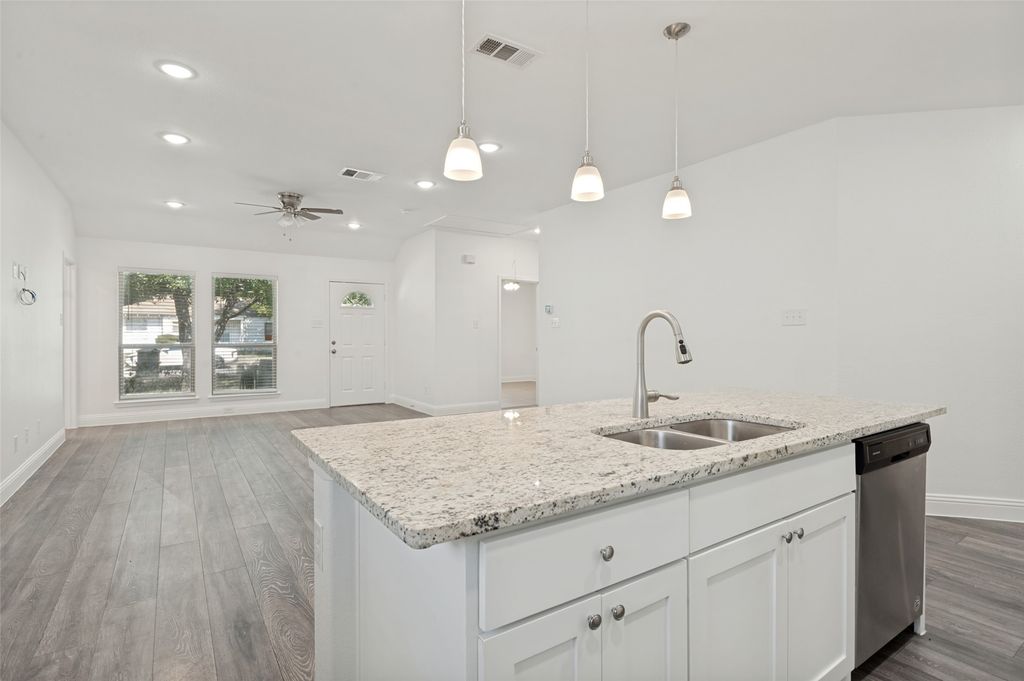 527 Ravenwood Drive, Dallas, TX 75217