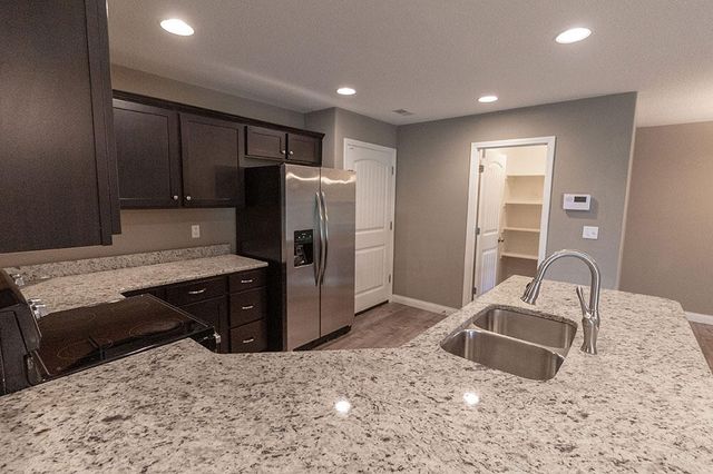 2809 AMBERWOOD CT, Columbia, MO 65203