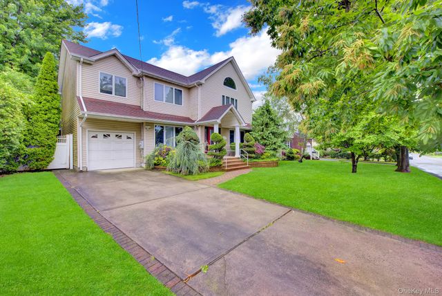 120 Greenway W, New Hyde Park, NY 11040