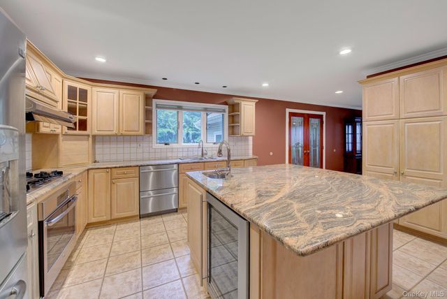 120 Greenway W, New Hyde Park, NY 11040
