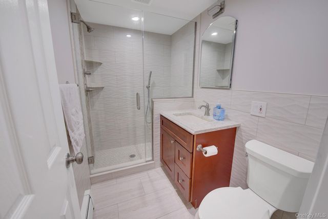 120 Greenway W, New Hyde Park, NY 11040