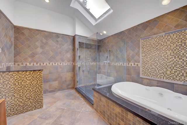 120 Greenway W, New Hyde Park, NY 11040