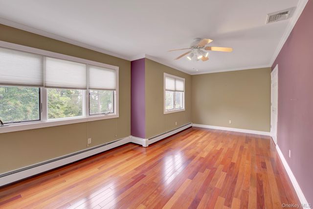120 Greenway W, New Hyde Park, NY 11040