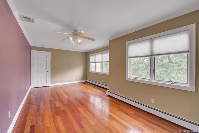 120 Greenway W, New Hyde Park, NY 11040