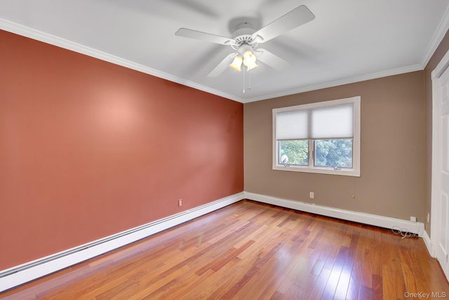 120 Greenway W, New Hyde Park, NY 11040
