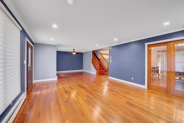 120 Greenway W, New Hyde Park, NY 11040