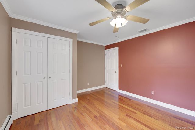 120 Greenway W, New Hyde Park, NY 11040