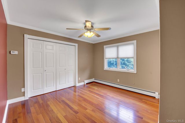 120 Greenway W, New Hyde Park, NY 11040