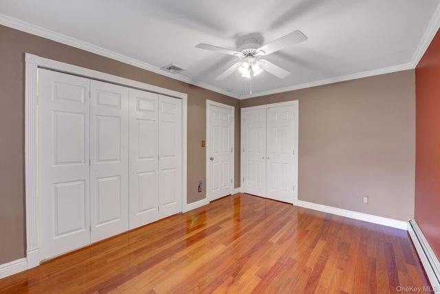 120 Greenway W, New Hyde Park, NY 11040
