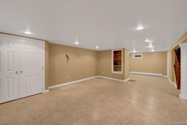 120 Greenway W, New Hyde Park, NY 11040