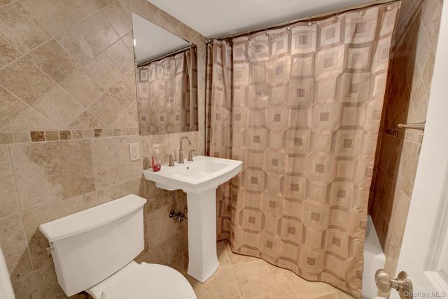120 Greenway W, New Hyde Park, NY 11040