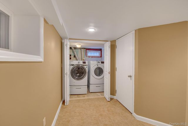 120 Greenway W, New Hyde Park, NY 11040