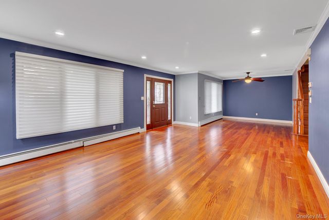 120 Greenway W, New Hyde Park, NY 11040