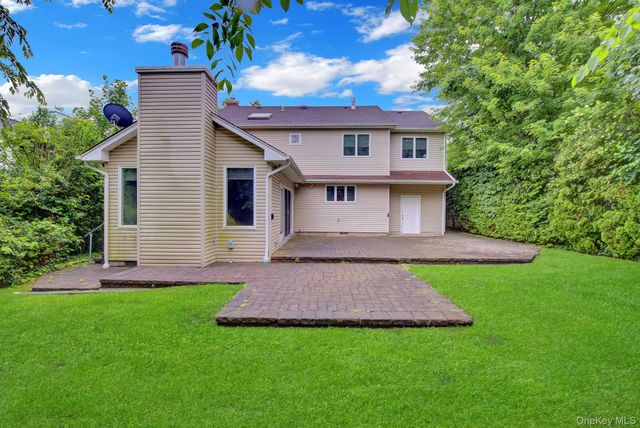120 Greenway W, New Hyde Park, NY 11040
